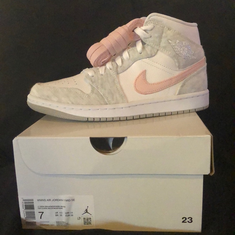 Brand new with box women’s air Jordan 1 mid se womens 7